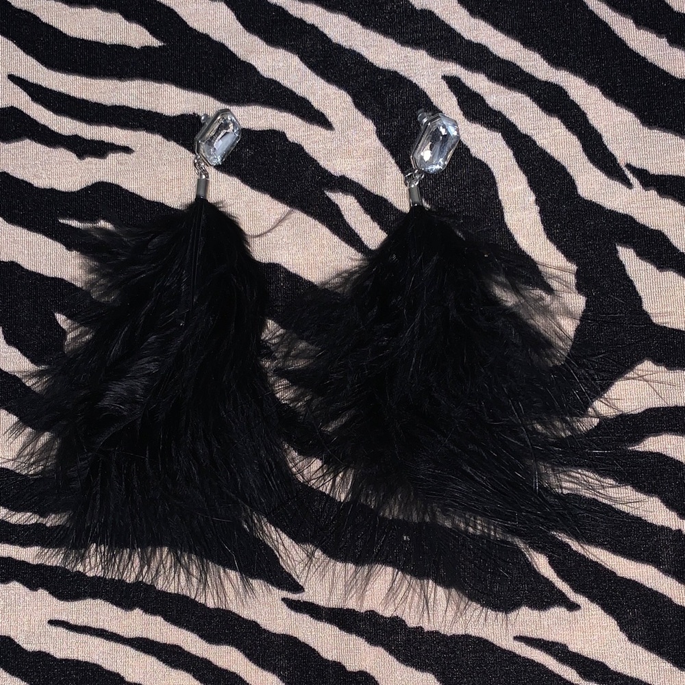 Paparazzi- The Showgirl Must Go On Elegant Black Feather Earrings